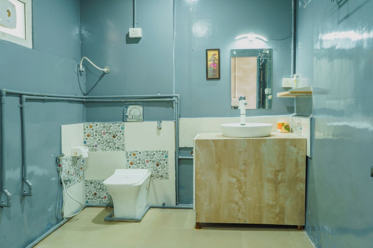 Un baño con inodoro, lavamanos y ducha.