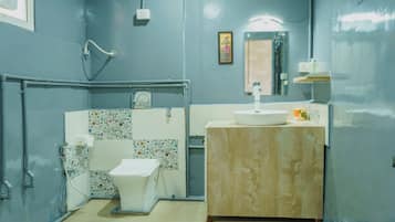 Un baño con inodoro, lavamanos y ducha.