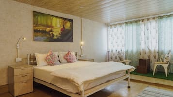 Deluxe Room, Balcony | Meja, ruang kerja komputer riba, Wi-fi percuma