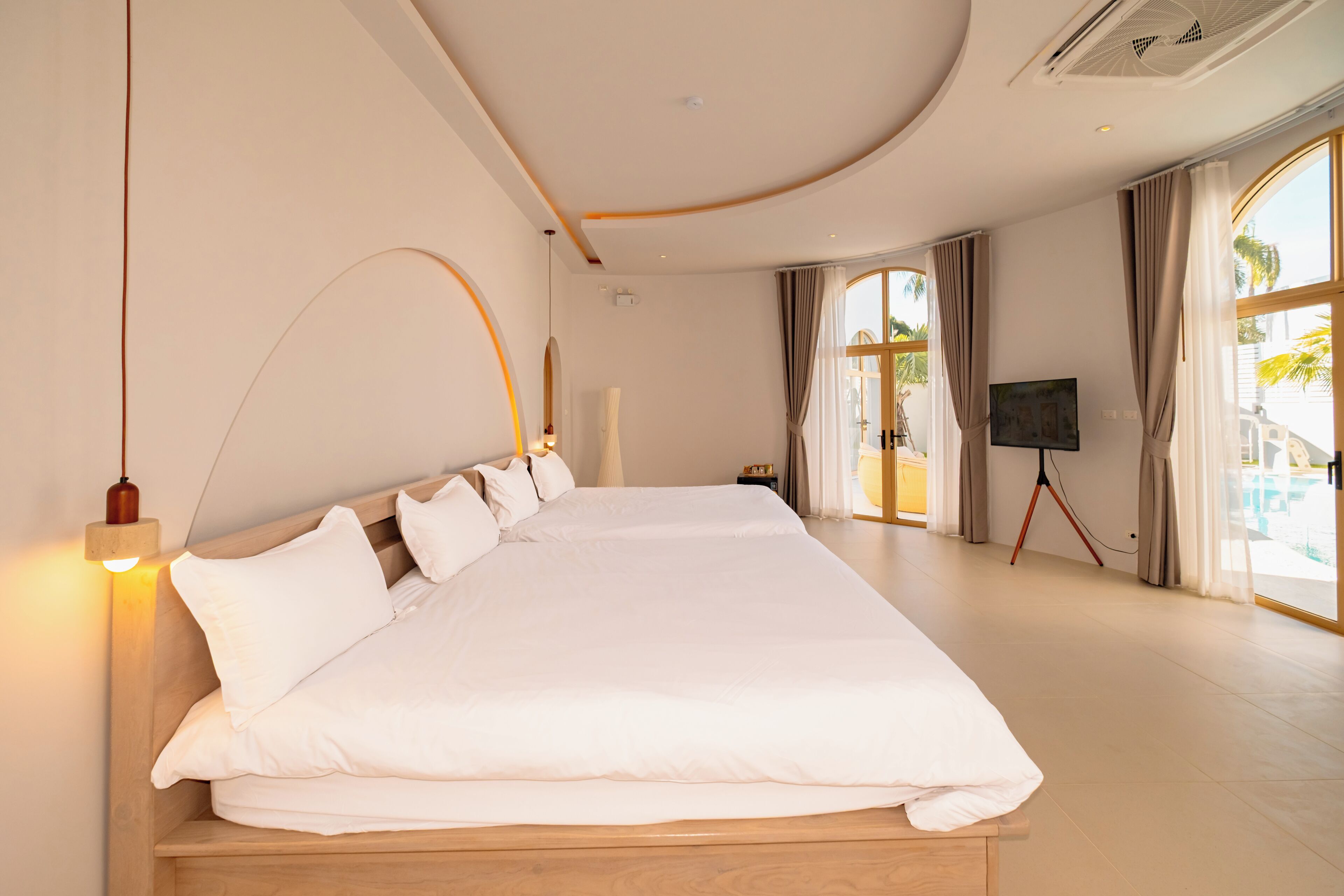 Blackout curtains, free WiFi, bed sheets