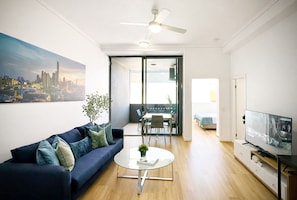 Smart TV - MAango 1BR Apt • James St • Free Parking • Balcony (Fortitude Valley)