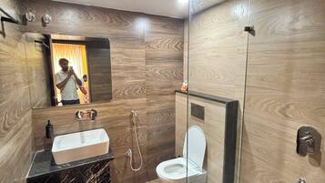 Doppia Deluxe | Bagno | Doccia, set di cortesia gratuito, asciugamani, sapone
