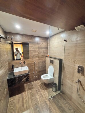 Deluxe Double Room | Bathroom | Shower, free toiletries, towels, soap - Kaaizen Inn (Varanasi)
