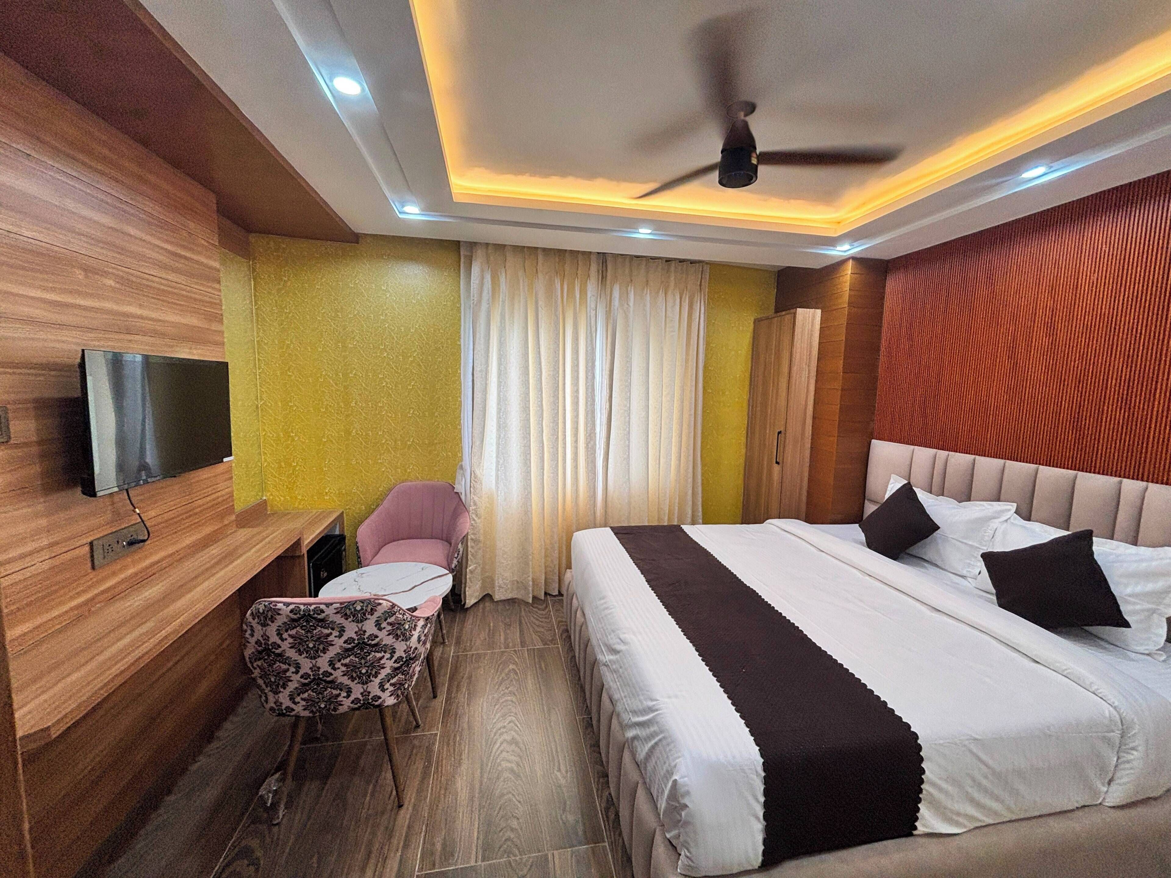 Deluxe Double Room | Laptop workspace, free WiFi