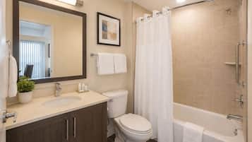 Eenvoudige kamer | Badkamer | Gratis toiletartikelen, een haardroger, handdoeken, zeep