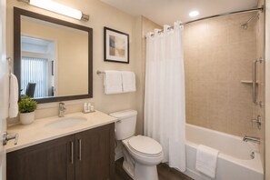 Eenvoudige kamer | Badkamer | Gratis toiletartikelen, een haardroger, handdoeken, zeep