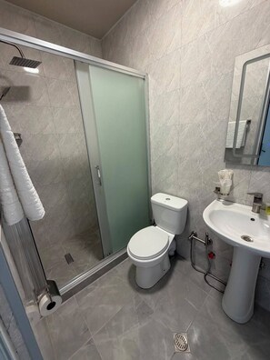 Kostenlose Toilettenartikel, Handtücher