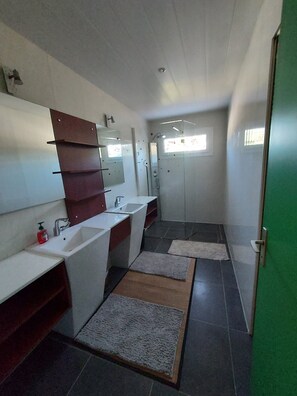 Shower, hair dryer, towels, toilet paper - Vrbo Property (Triguères)
