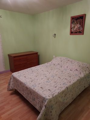 2 Schlafzimmer, Bügeleisen/Bügelbrett, Bettwäsche
