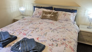 2 bedrooms, iron/ironing board, WiFi, bed sheets