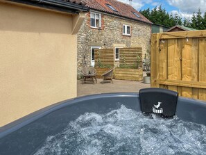 Outdoor spa tub - The Cartshed - UK50426 (Malton)