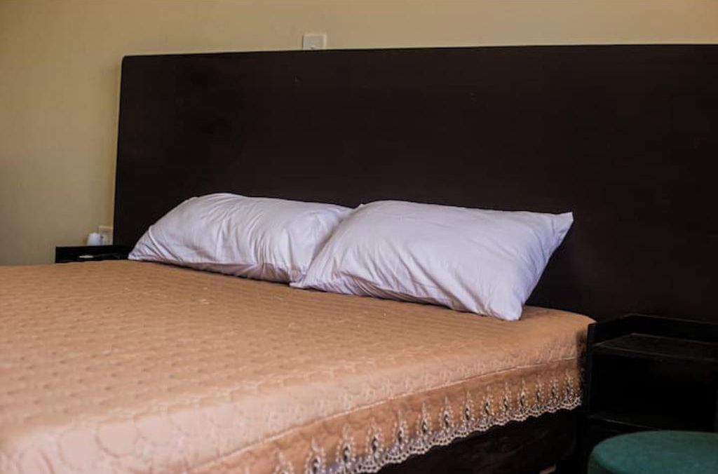 2 bedrooms, iron/ironing board, WiFi