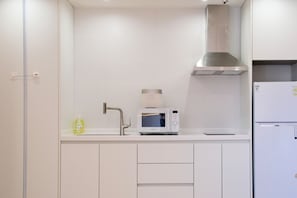 Refrigerador, microondas y parrilla de estufa 