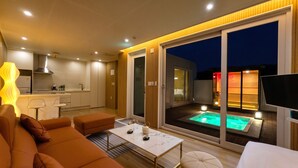 Una sala de estar moderna con un sofá, una mesa de centro y un televisor.
