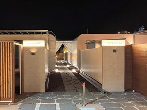 Un sendero conduce a dos salas de spa identificadas como 'DAUM B3' y 'DAUM B2', con una puerta de madera y suelo de piedra.