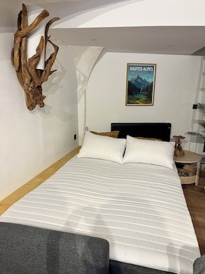 1 bedroom, free WiFi, bed sheets - A unique, renovated apartment in a former sheep barn in the Haute-Alpes region (Saint-Clément-sur-Durance)