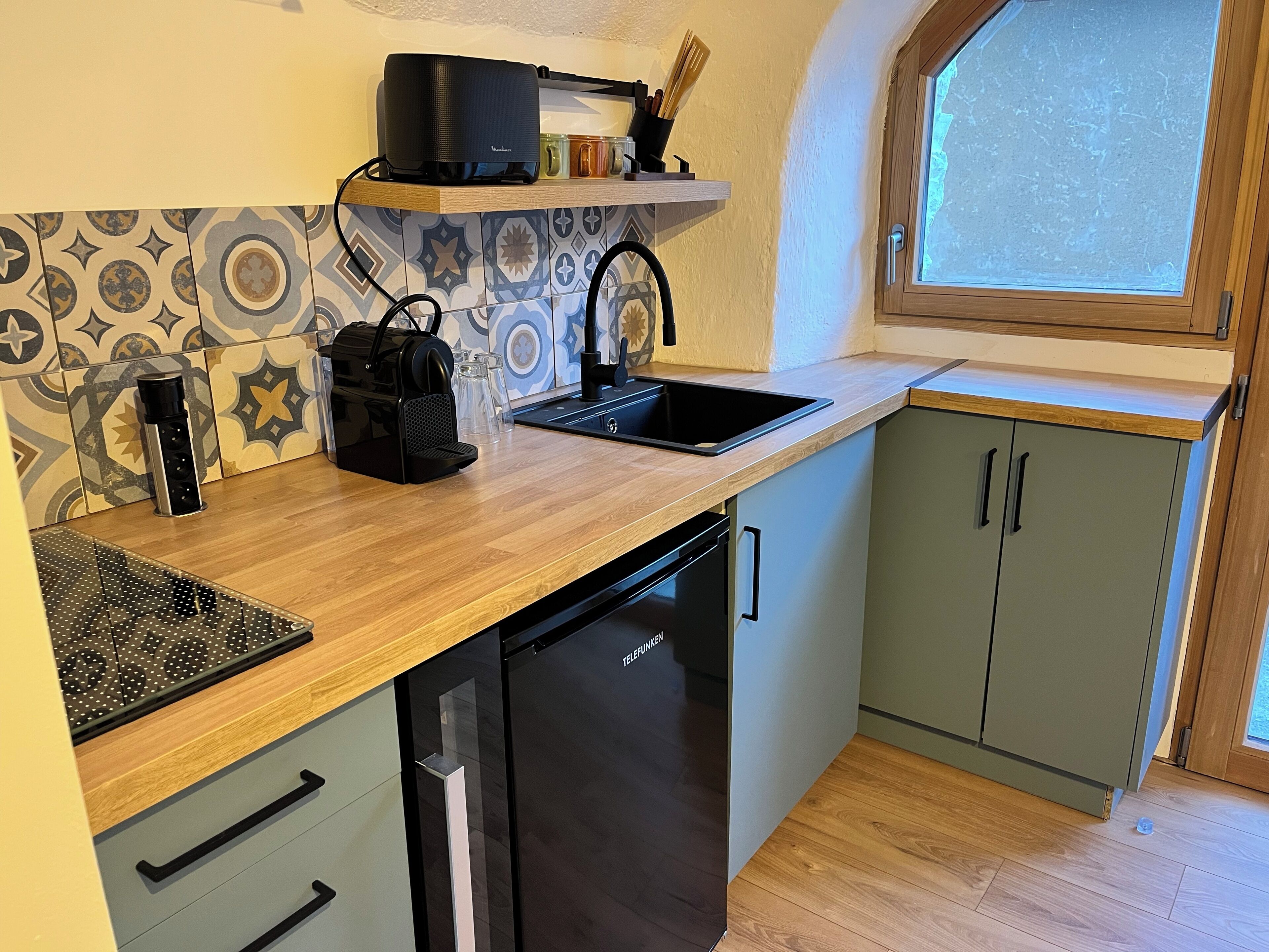 Coffee/tea maker, fridge, microwave, oven