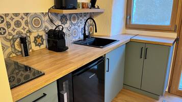 Coffee/tea maker, fridge, microwave, oven
