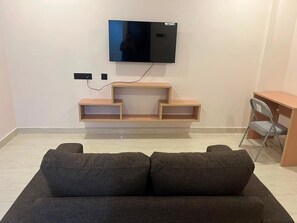 Deluxe Double Room | Living area - Heaven Crest - 1270 Suites  Stays (Chennai)