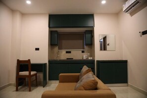 Deluxe Double Room | Living area - Heaven Crest - 1270 Suites  Stays (Chennai)