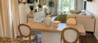 Charming Farmhouse 0.6 Miles from Ingall's University of Chicago Hospital