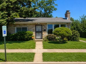 Exterior - Charming Farmhouse Fully Furnished Near Chicago and Metra (Harvey)
