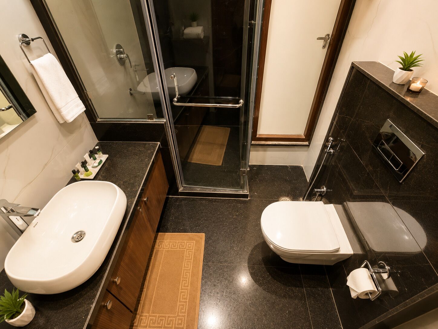 Un baño con lavamanos, inodoro y zona de ducha.