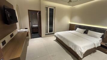 Deluxe Double Room, City View | Desk, laptop workspace, free WiFi