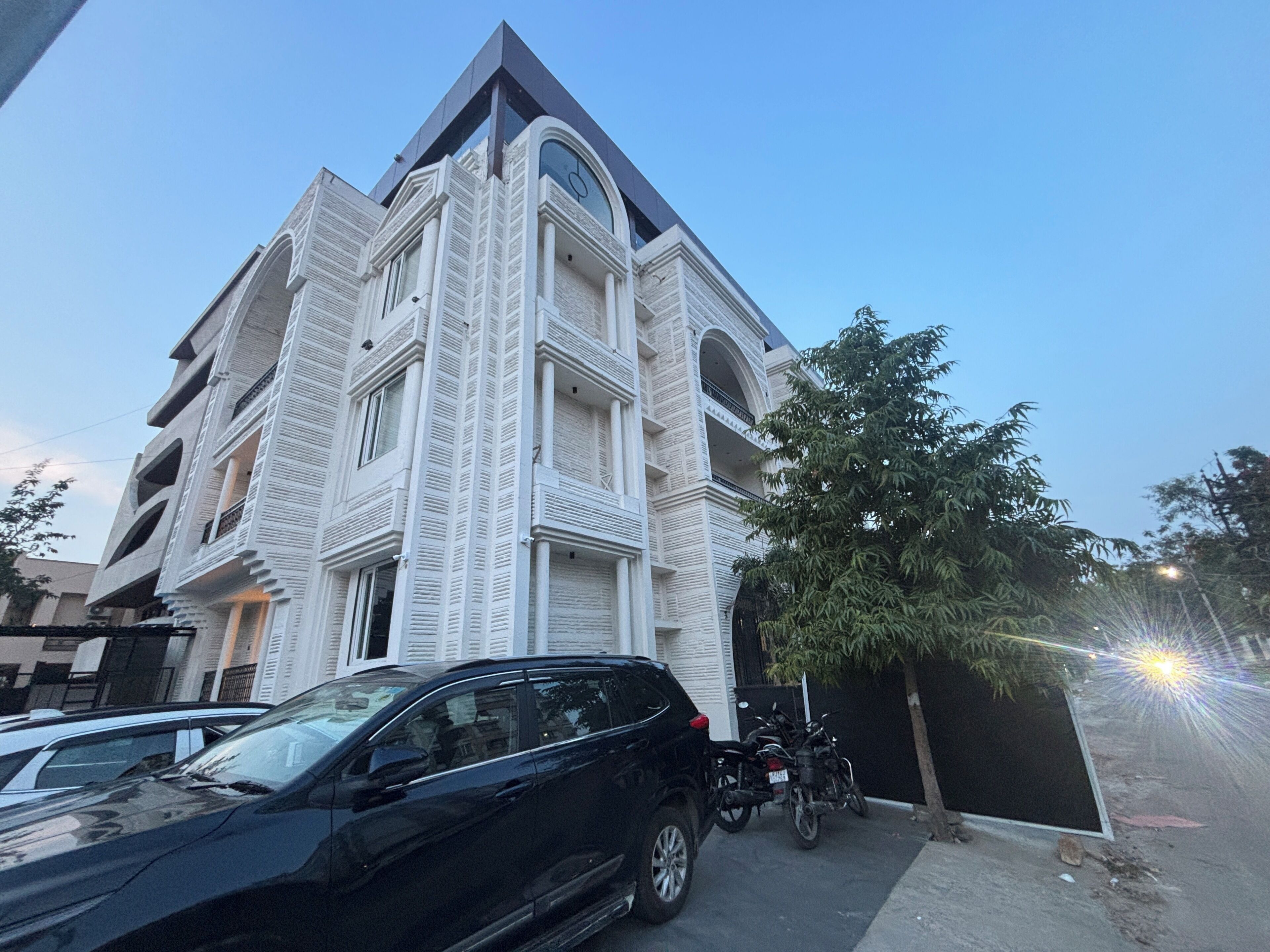 Ein mehrgeschossiges Gebäude mit moderner Architektur, mit Balkonen und großen Fenstern.