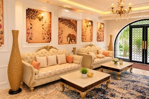 Lobby sitting area - Hotel Jalsa Heritage (Jaipur)