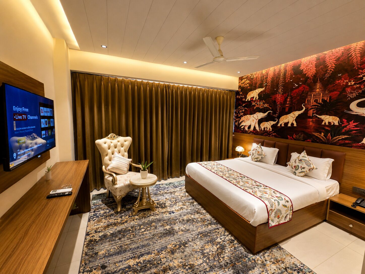 Een hotelkamer met een bed, een televisie, een stoel en een decoratieve wand.