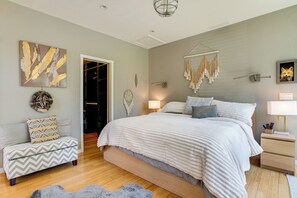A bedroom with a bed, bedside tables, a bench, and wall decorations. - Hot Tub! Family Retreat 3 Mi to Dtwn Breckenridge (Breckenridge)
