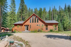 A single-story wooden cabin with a sloped roof, a front porch, and a dirt driveway. - Hot Tub! Family Retreat 3 Mi to Dtwn Breckenridge (Breckenridge)