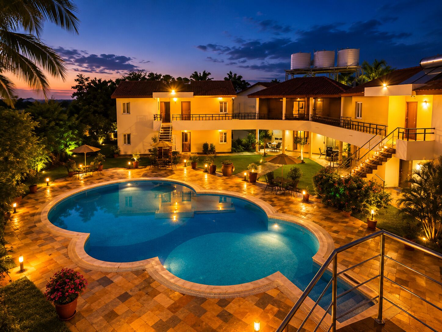 Una piscina al aire libre
