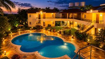 Una piscina al aire libre