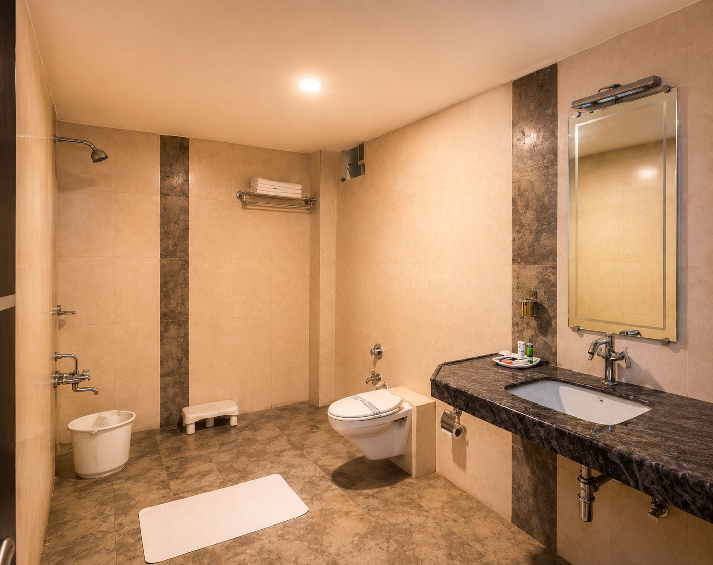 Un baño con bañera, inodoro, lavabo y espejo.