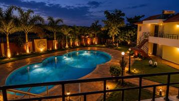 Una piscina al aire libre