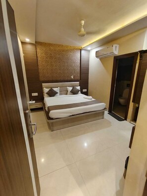 Superior Double Room | Desk, laptop workspace, free WiFi - Hotel MM Paradise (Amritsar)