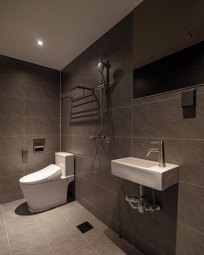 A modern bathroom with a toilet, shower, and sink. - ONUA Gwangalli (Busan)