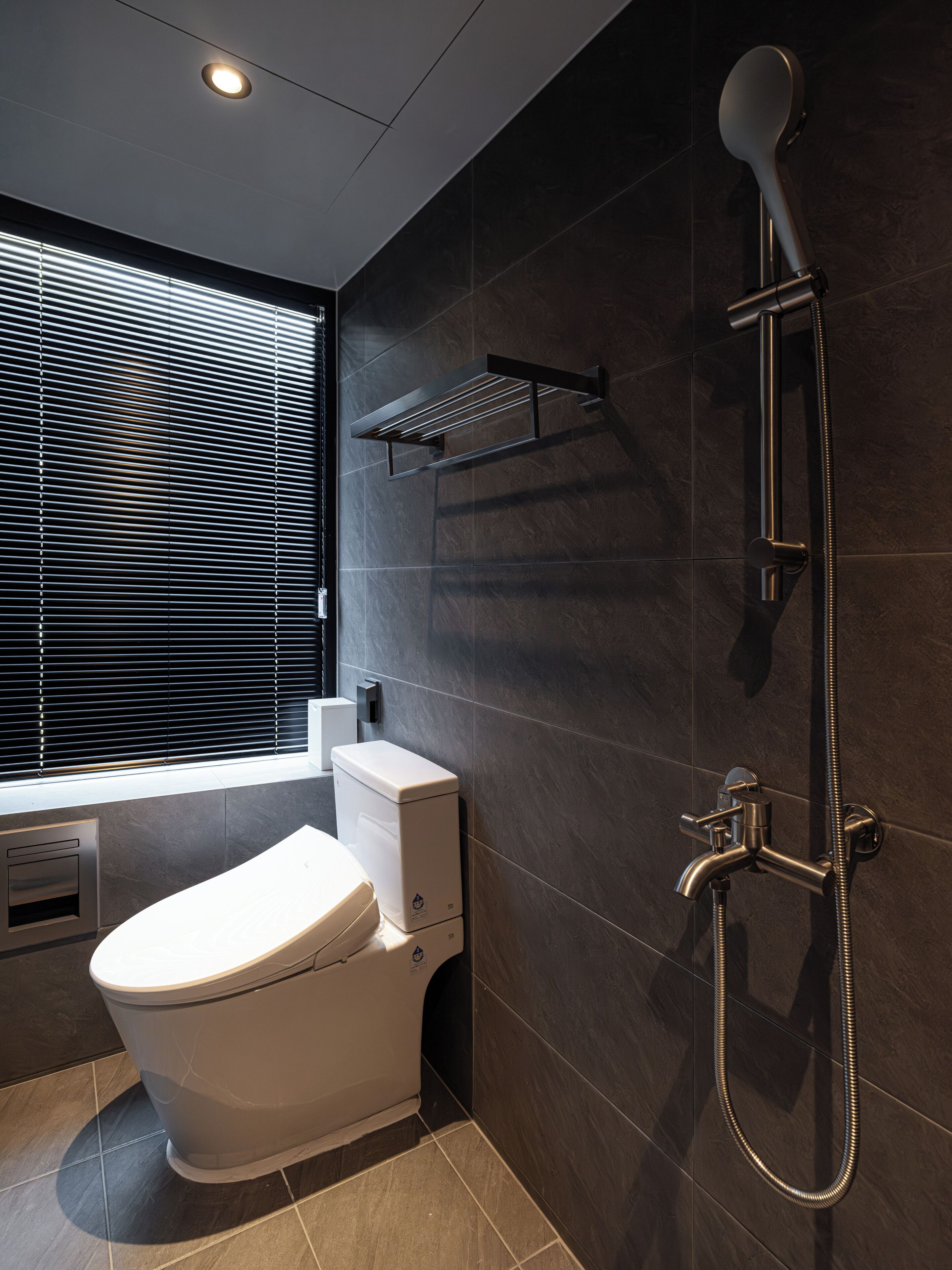 Standard Twin Room, City View | Bathroom | Shower, free toiletries, hair dryer, bathrobes