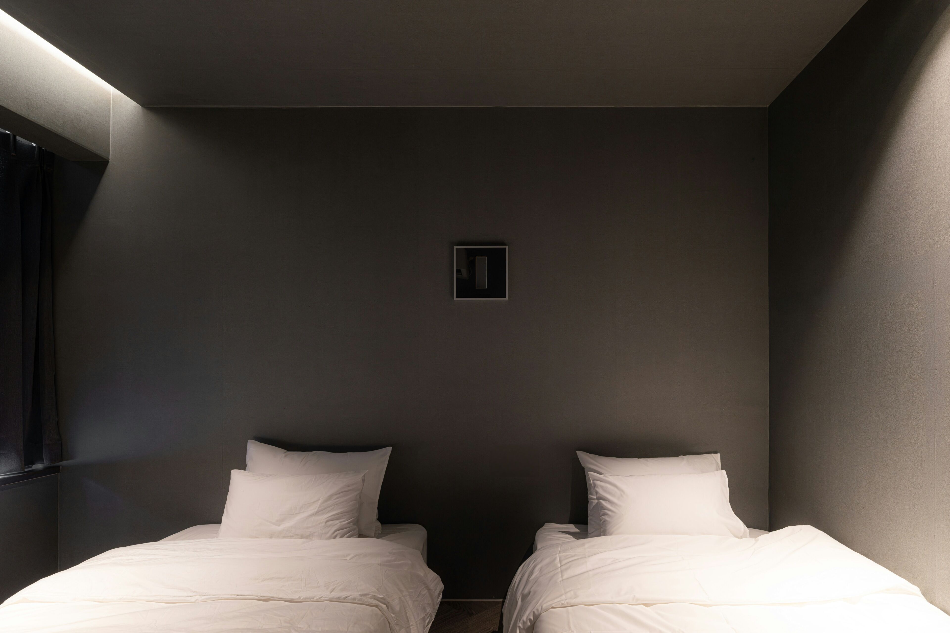Habitación estándar con 2 camas individuales, vista a la ciudad | Ropa de cama de alta calidad, camas con pillow-top y cortinas blackout 