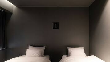 Habitación estándar con 2 camas individuales, vista a la ciudad | Ropa de cama de alta calidad, camas con pillow-top y cortinas blackout
