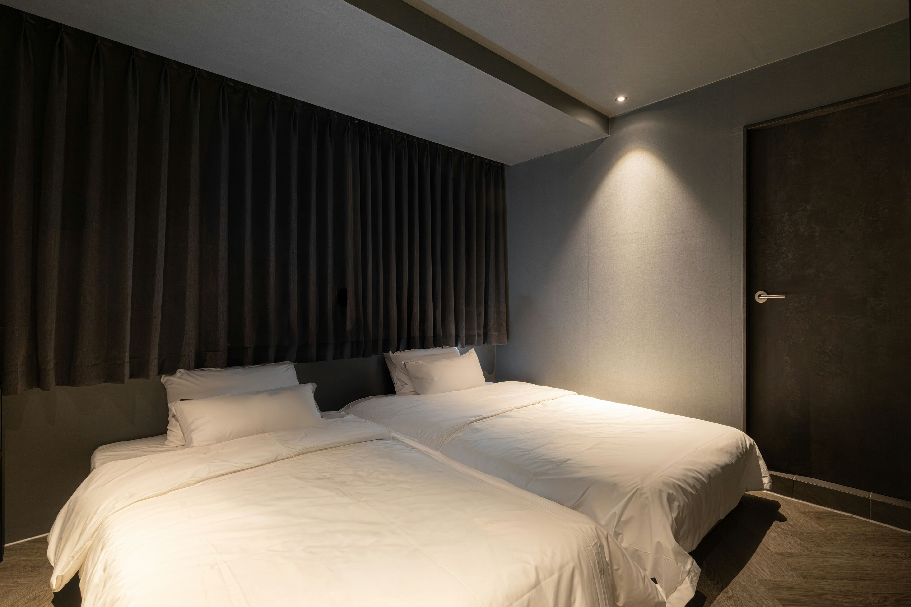 Habitación estándar con 2 camas individuales, vista a la ciudad | Ropa de cama de alta calidad, camas con pillow-top y cortinas blackout 