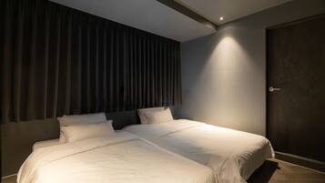 Habitación estándar con 2 camas individuales, vista a la ciudad | Ropa de cama de alta calidad, camas con pillow-top y cortinas blackout