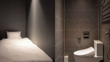 Chambre Standard avec lits jumeaux, vue ville | Salle de bain | Douche, articles de toilette gratuits, sèche-cheveux