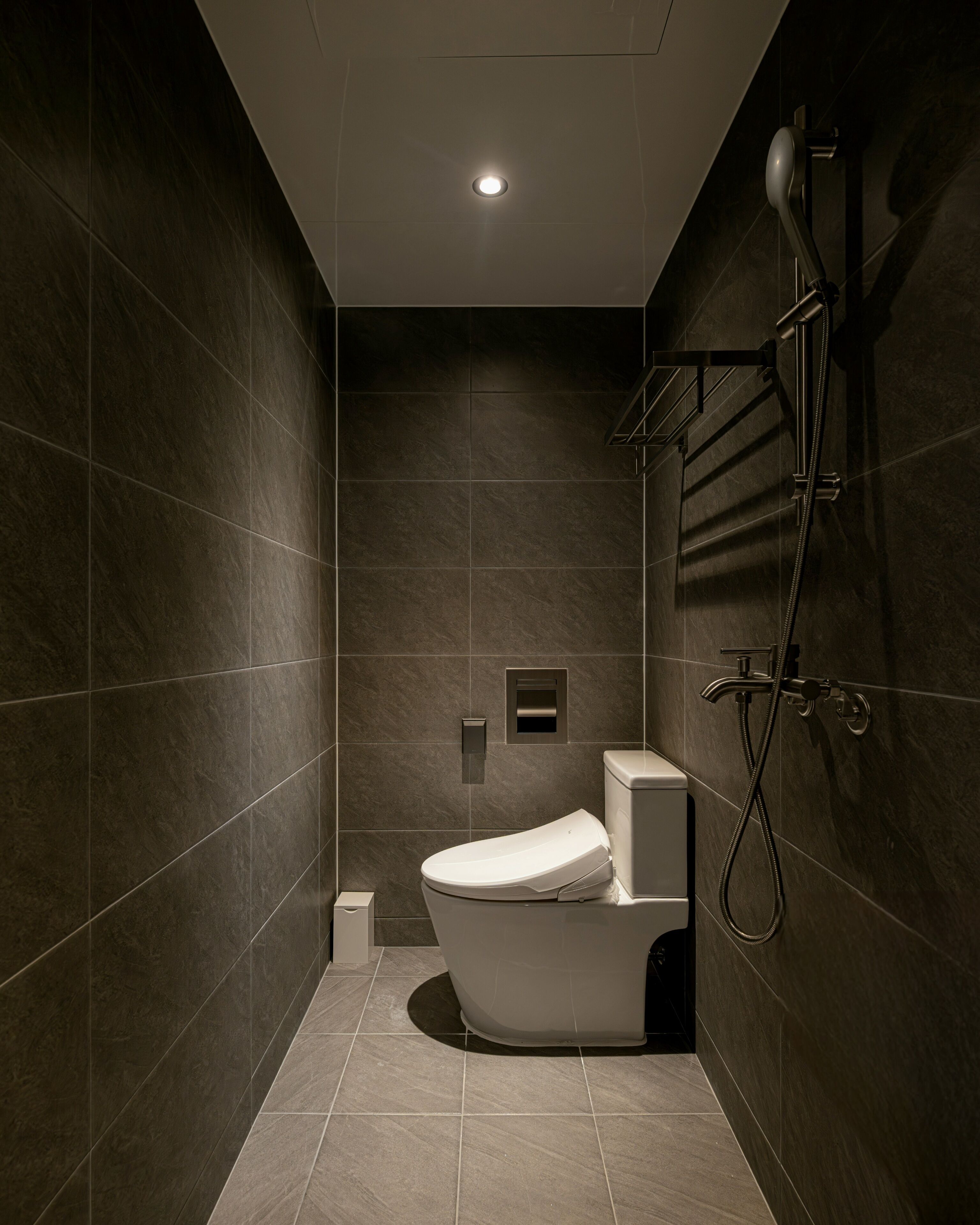 Standard Twin Room, City View | Bathroom | Shower, free toiletries, hair dryer, bathrobes