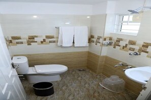 Chuveiro, toalhas de banho, sabonete, shampoo