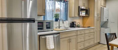 Coffee/tea maker, fridge, microwave, stovetop