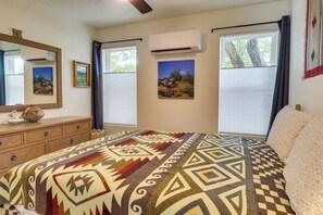 1 bedroom, desk, Internet, bed sheets - 'Patio Trasero' Albuquerque Getaway Near Sandia! (Albuquerque)