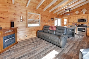 Living area - Ridgefolk Retreats! Set of 2 Cabins in Frenchburg (Frenchburg)